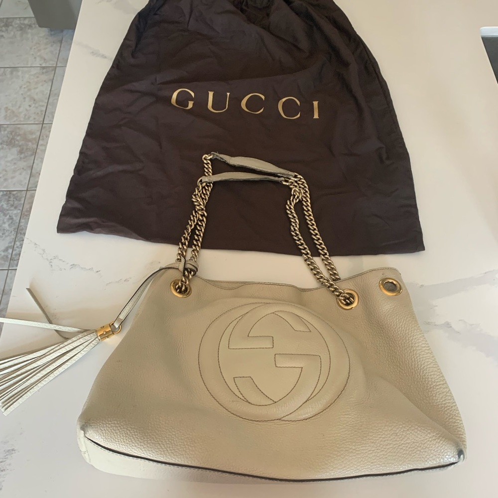 Authentic off white leather Gucci Soho purse with gold accents